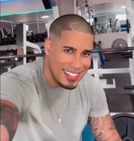 Michael Flores cabellos