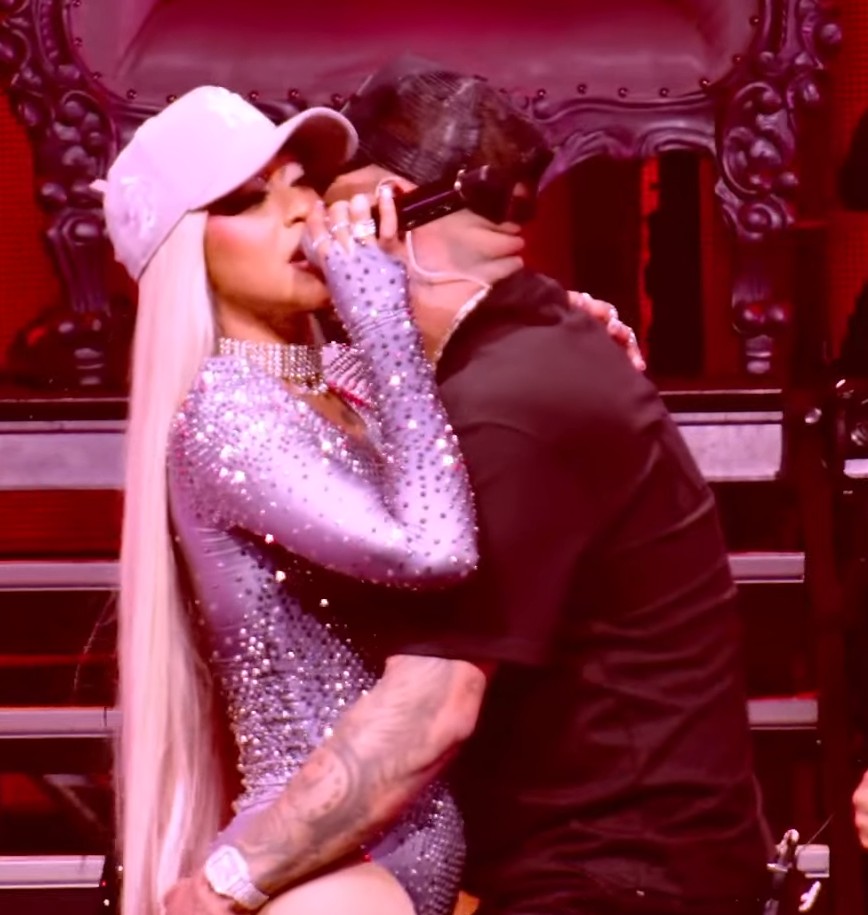 Video de la perversa y Michael Flores rompiendo en tarima en el Agganis